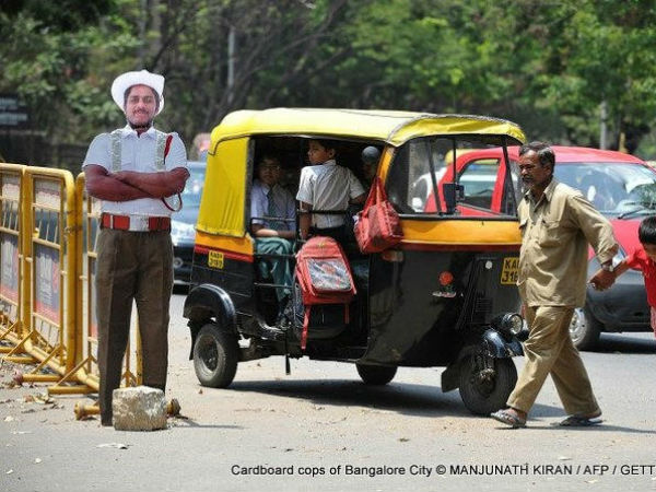 ബാംഗ്ലൂരില്‍ ട്രാഫിക് 'നോക്കുകുത്തികള്‍'