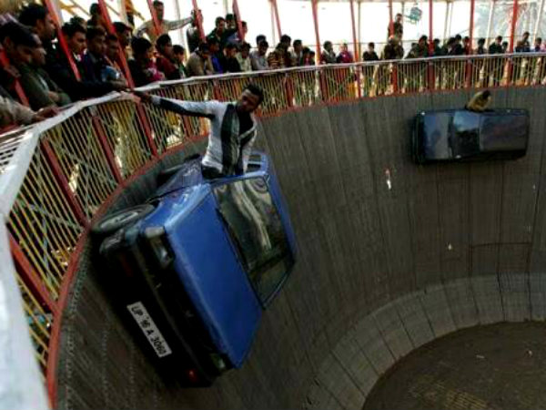 മരണക്കിണറിൽ നിന്ന് ചോറ് കുഴിച്ചെടുക്കുന്നവർ