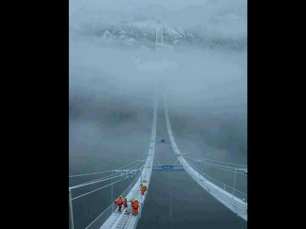 സ്വർഗത്തിലേക്കുള്ള തൂക്കുപാലം