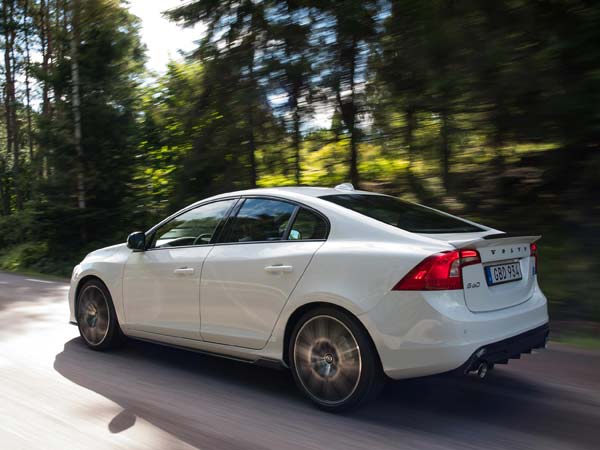 മറയ്ക്ക് പുറത്ത് അവതരിച്ച 2018 വോള്വോ S60, V60 പോള്സ്റ്റാര് ഫെയ്സ്ലിഫ്റ്റുകള്