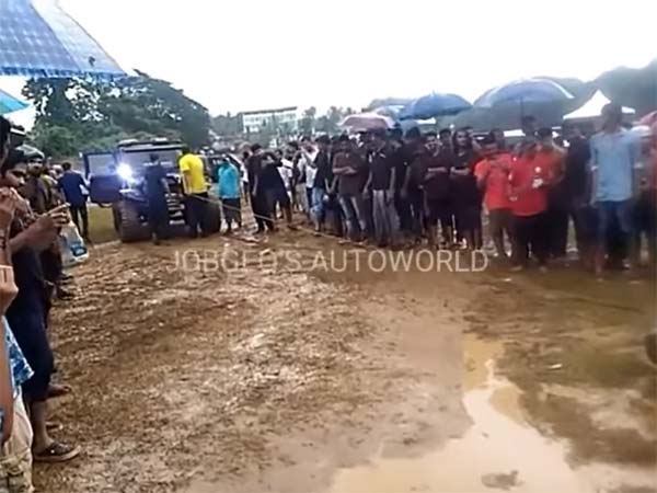 ചെളിയില് കുടുങ്ങിയ ജീപ് റാംഗ്ലറും, രക്ഷയ്ക്ക് എത്തിയ മഹീന്ദ്ര ഥാറും; വീഡിയോ വൈറല്