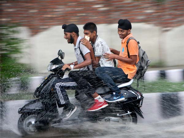 ഇരുചക്ര വാഹനങ്ങളിലെ പിന്നിര യാത്രക്കാര്ക്ക് വിലക്ക് വരുന്നു