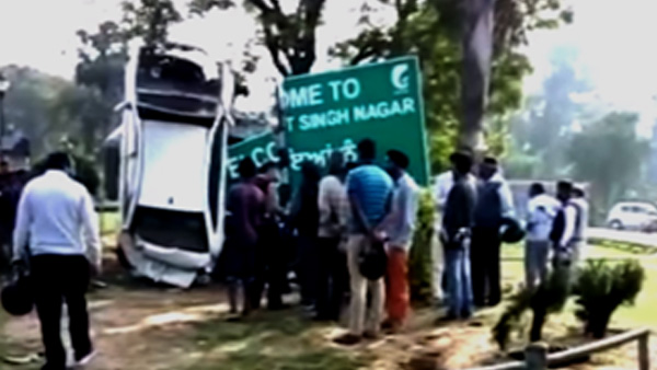 പശുവിനെ കണ്ടു വെട്ടിച്ചു, പോസ്റ്റിലിടിച്ച കാര് നിന്നത് കുത്തനെ!