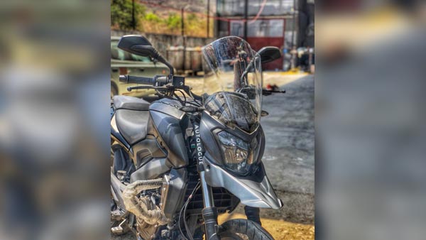ആക്സസറികള് കൊണ്ടു മിനുങ്ങി ഒരുങ്ങി ഒരു ഡോമിനാര്