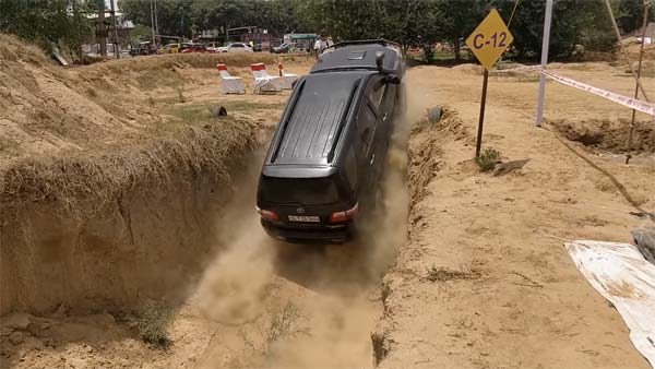 കയറ്റത്തില് കുടങ്ങി എന്ഡവര്, ചുവടുപിഴയ്ക്കാതെ ഫോര്ച്യൂണര് — കാരണമിതാണ്