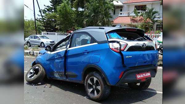 വൈദ്യുതി തൂണിലിടിച്ച നെക്സോണ് തകര്ന്നടിഞ്ഞു — അമ്പരന്ന് സോഷ്യല് മീഡിയ