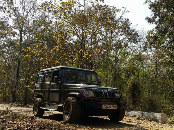കുത്തിയൊലിക്കുന്ന വെള്ളത്തില് ബൊലേറോയുമായി കേരള പൊലീസ് — കൈയ്യടിച്ച് സോഷ്യല് മീഡിയ