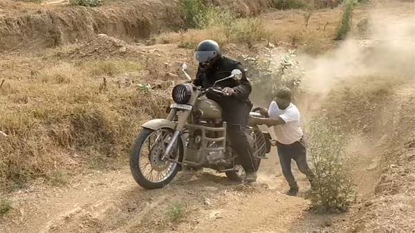 കയറ്റത്തില് കുടുങ്ങി ബുള്ളറ്റ്, കാലിടറാതെ ഡോമിനാര് — വീഡിയോ