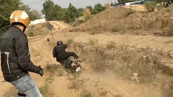 കയറ്റത്തില് കുടുങ്ങി ബുള്ളറ്റ്, കാലിടറാതെ ഡോമിനാര് — വീഡിയോ