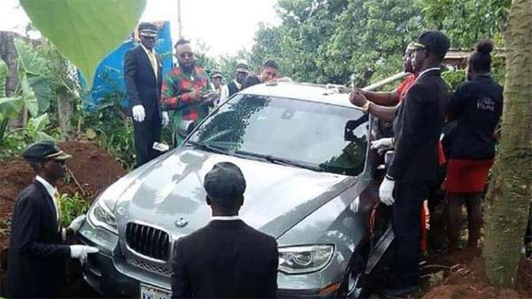 ബിഎംഡബ്ല്യു കാറില് പിതാവിനെ അടക്കം ചെയ്ത് മകന്