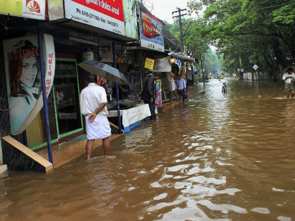 പ്രളയക്കെടുതിയില് കാര് കുടുങ്ങിയാല് — ശ്രദ്ധിക്കണം ഇക്കാര്യങ്ങള്