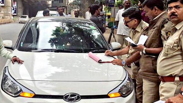 'കാര് പൂളിങ്ങ്' അനധികൃതം; പണംവാങ്ങി യാത്രക്കാരെ കയറ്റിയതിന് പൊലീസ് കാര് പിടിച്ചെടുത്തു