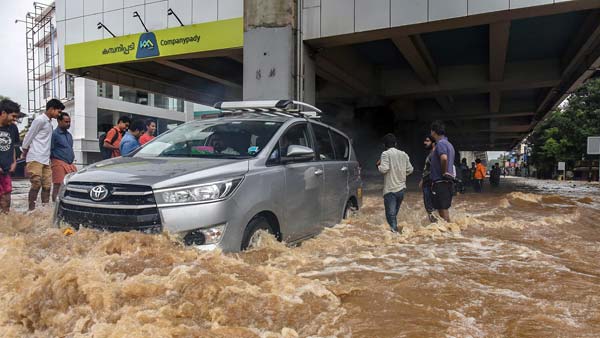 വെള്ളമിറങ്ങി, ഇനി കാര് വൃത്തിയാക്കാം — ഇവ ശ്രദ്ധിക്കുക