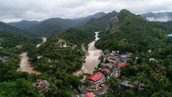 പ്രളയക്കെടുതി: 30 ലക്ഷം രൂപ പ്രഖ്യാപിച്ച് മെര്സിഡീസ് ബെന്സ്, പ്രത്യേക സര്വീസ് പിന്തുണയും