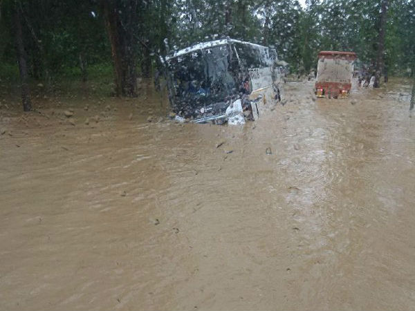 പ്രളയക്കെടുതിയില് കാര് കുടുങ്ങിയാല് — ശ്രദ്ധിക്കണം ഇക്കാര്യങ്ങള്