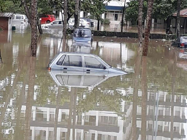 പ്രളയക്കെടുതിയില് കാര് കുടുങ്ങിയാല് — ശ്രദ്ധിക്കണം ഇക്കാര്യങ്ങള്