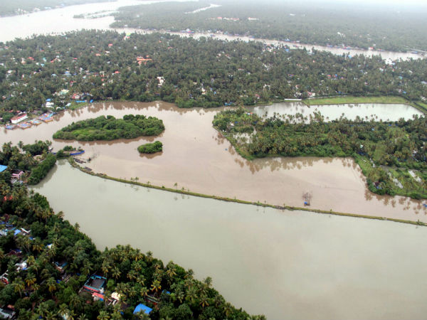 പ്രളയക്കെടുതിയില് കാര് കുടുങ്ങിയാല് — ശ്രദ്ധിക്കണം ഇക്കാര്യങ്ങള്