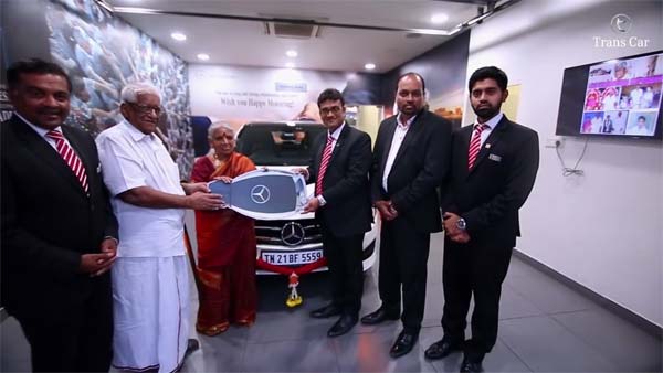 1.34 കോടിയുടെ കാര് വാങ്ങി കര്ഷകന്; സന്തോഷം പങ്കിട്ടത് സ്വര്ണം പൂശിയ മധുരം നല്കി