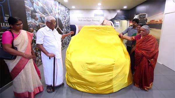 1.34 കോടിയുടെ കാര് വാങ്ങി കര്ഷകന്; സന്തോഷം പങ്കിട്ടത് സ്വര്ണം പൂശിയ മധുരം നല്കി