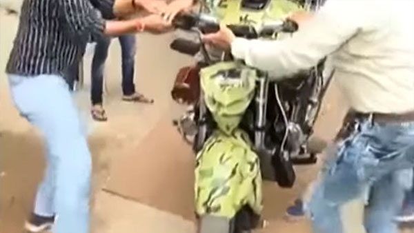 ധീരജവാന്മാര്ക്ക് ആദരമര്പ്പിച്ച് ഒരു 'മാരുതി 800 ബൈക്ക്'