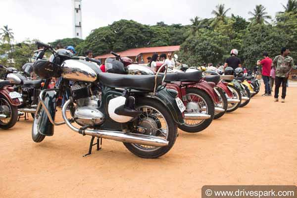 വരുന്നൂ ബുള്ളറ്റുകളെ വിറപ്പിക്കാന് പുതിയ ജാവ ബൈക്കുകള് — കാത്തിരിക്കാം നവംബര് 15 വരെ