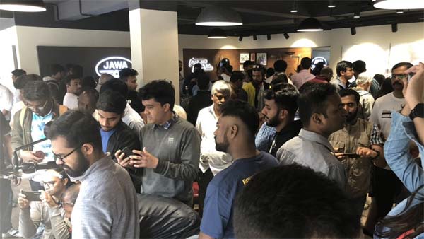 ഇനി മത്സരം മുഖാമുഖം, റോയൽ എൻഫീൽഡിന് തൊട്ടടുത്ത് ഡീലർഷിപ്പ് തുറന്ന് ജാവ