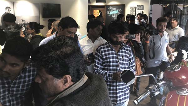 ഇനി മത്സരം മുഖാമുഖം, റോയൽ എൻഫീൽഡിന് തൊട്ടടുത്ത് ഡീലർഷിപ്പ് തുറന്ന് ജാവ