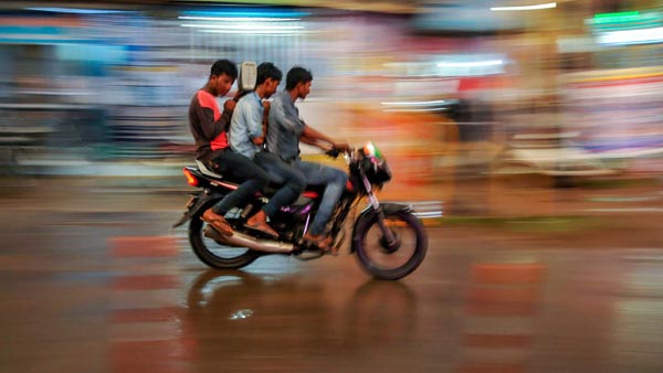 ഇരുചക്ര വാഹനാപകടങ്ങളിൽ 73% പേരും കൊല്ലപ്പെടുന്നത് ഹെൽമറ്റിടാത്തതിനെത്തുടർന്ന്, വിവരങ്ങൾ ഇങ്ങനെ