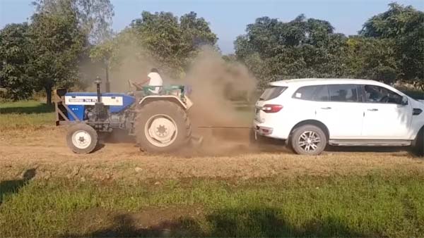 ഫോർഡ് എൻഡവറും ട്രാക്ടറും തമ്മിൽ വടംവലി, ആര് ജയിക്കും? — വീഡിയോ