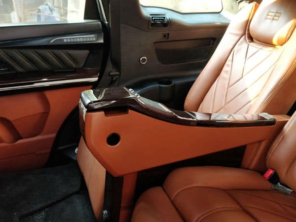 ആഢംബരം തുളുമ്പി മഹീന്ദ്ര XUV500 മൂണ്റേക്കര്