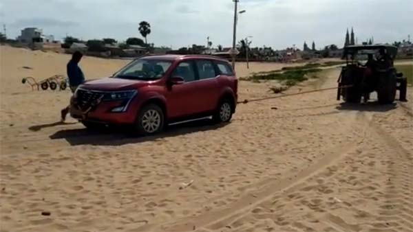 കടല് കാണാനിറങ്ങിയ പുത്തന് മഹീന്ദ്ര XUV500, ഒടുവില് ട്രാക്ടര് വേണ്ടിവന്നു പുറത്തെടുക്കാന്
