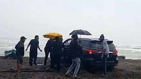 കടല് കാണാനിറങ്ങിയ ഫോര്ച്യൂണര് മണലില് പൂണ്ടപ്പോള് — വീഡിയോ