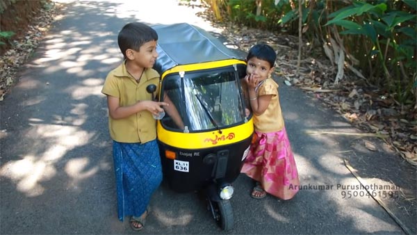 മക്കള്ക്ക് കളിപ്പാട്ടമായി ഓട്ടോറിക്ഷ, ഈ അച്ഛന് മരണമാസ്സ് — വീഡിയോ