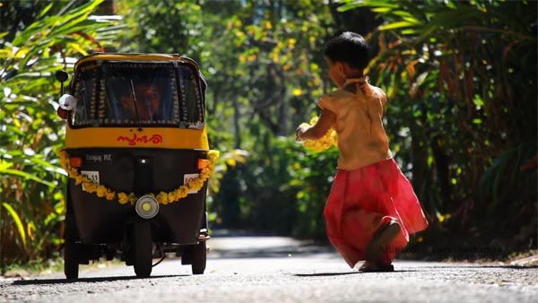 മക്കള്ക്ക് കളിപ്പാട്ടമായി ഓട്ടോറിക്ഷ, ഈ അച്ഛന് മരണമാസ്സ് — വീഡിയോ