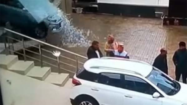 കാര് വാങ്ങാന് ചെന്നു, ഷോറൂം ഇടിച്ച് തകര്ത്ത് യുവതി — വീഡിയോ
