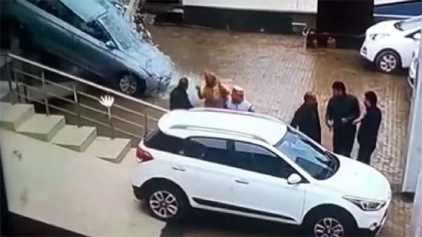 കാര് വാങ്ങാന് ചെന്നു, ഷോറൂം ഇടിച്ച് തകര്ത്ത് യുവതി — വീഡിയോ