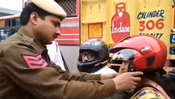 ദേ ഇത്രയേയുള്ളൂ സുരക്ഷ, സ്കൂട്ടര് യാത്രികയുടെ ഹെല്മറ്റ് എറിഞ്ഞുടച്ച് പൊലീസ് — വീഡിയോ
