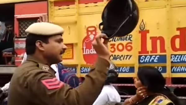 ദേ ഇത്രയേയുള്ളൂ സുരക്ഷ, സ്കൂട്ടര് യാത്രികയുടെ ഹെല്മറ്റ് എറിഞ്ഞുടച്ച് പൊലീസ് — വീഡിയോ