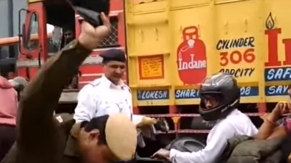ദേ ഇത്രയേയുള്ളൂ സുരക്ഷ, സ്കൂട്ടര് യാത്രികയുടെ ഹെല്മറ്റ് എറിഞ്ഞുടച്ച് പൊലീസ് — വീഡിയോ