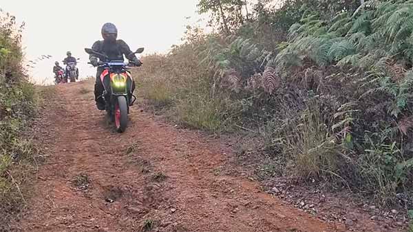 ഈ കെടിഎം ഡ്യൂക്ക് ബൈക്കുകള് കാണിച്ച് തരും എബിഎസ് എന്തെന്ന് — വീഡിയോ