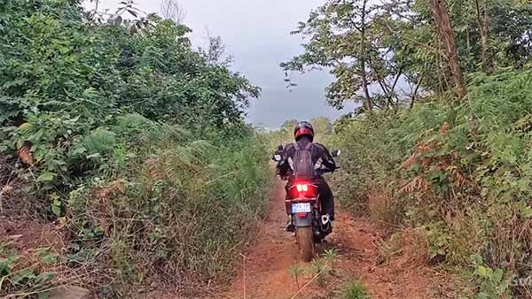 ഈ കെടിഎം ഡ്യൂക്ക് ബൈക്കുകള് കാണിച്ച് തരും എബിഎസ് എന്തെന്ന് — വീഡിയോ