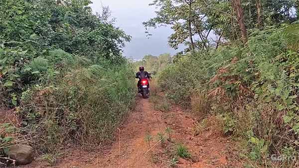 ഈ കെടിഎം ഡ്യൂക്ക് ബൈക്കുകള് കാണിച്ച് തരും എബിഎസ് എന്തെന്ന് — വീഡിയോ