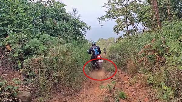 ഈ കെടിഎം ഡ്യൂക്ക് ബൈക്കുകള് കാണിച്ച് തരും എബിഎസ് എന്തെന്ന് — വീഡിയോ