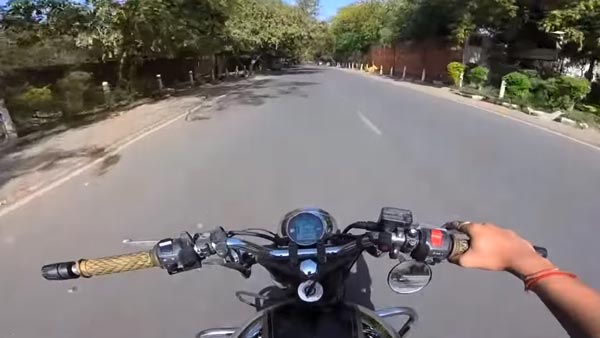 ഒരുനിമിഷത്തെ അശ്രദ്ധ, പുത്തന് ബുള്ളറ്റ് ബാലന്സ് തെറ്റി റോഡില് — വീഡിയോ