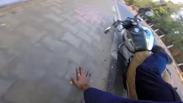 ഒരുനിമിഷത്തെ അശ്രദ്ധ, പുത്തന് ബുള്ളറ്റ് ബാലന്സ് തെറ്റി റോഡില് — വീഡിയോ