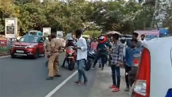 മോഡിഫിക്കേഷനെ അനുകൂലിച്ച് ന്യൂജെന് പ്രതിഷേധം, പിന്നാലെയെത്തി പൊലീസ്