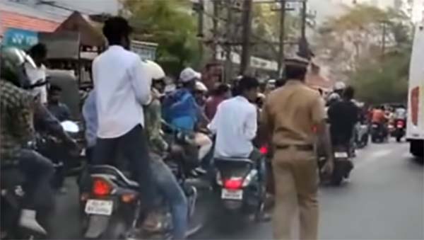 മോഡിഫിക്കേഷനെ അനുകൂലിച്ച് ന്യൂജെന് പ്രതിഷേധം, പിന്നാലെയെത്തി പൊലീസ്
