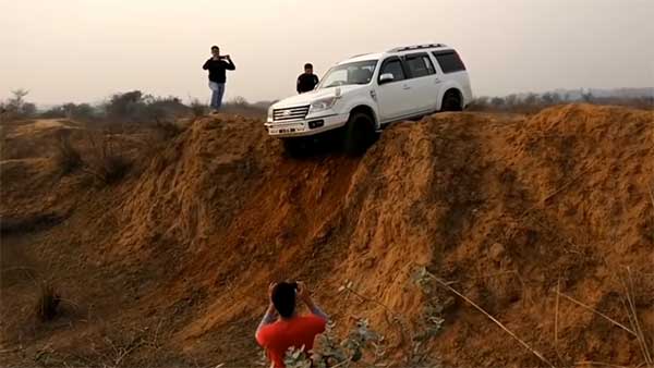 കയറ്റത്തില് കിതച്ച് ഫോര്ഡ് എന്ഡവര്, ഉയരം കീഴടക്കി ടൊയോട്ട ഫോര്ച്യൂണറും മഹീന്ദ്ര ഥാറും — വീഡിയോ