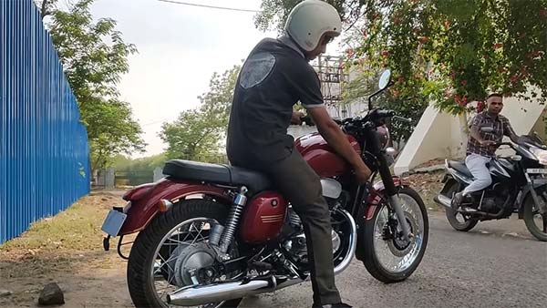 ജാവയ്ക്ക് ബുള്ളറ്റിന്റെ മുഴക്കമില്ലെന്ന് പരാതി, എളുപ്പ വഴി കണ്ടെത്തി ഉടമ — വീഡിയോ