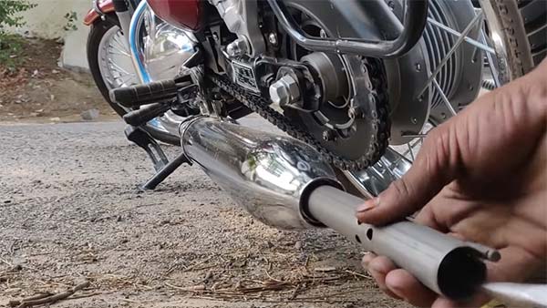 ജാവയ്ക്ക് ബുള്ളറ്റിന്റെ മുഴക്കമില്ലെന്ന് പരാതി, എളുപ്പ വഴി കണ്ടെത്തി ഉടമ — വീഡിയോ